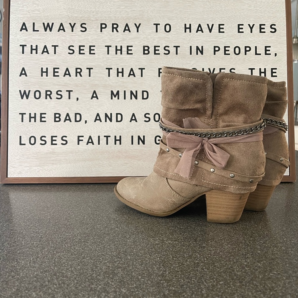 Pre-loved JellyPops Size 8.5 Women’s shoes ( fit more like an 8)